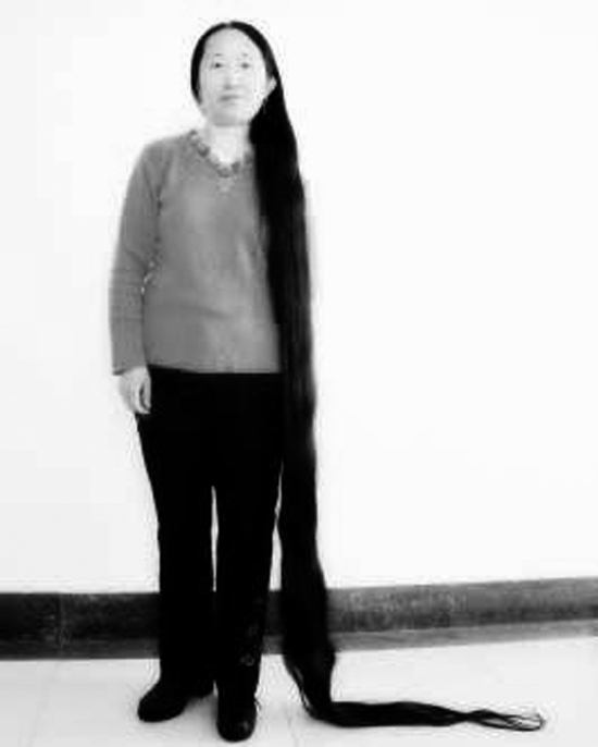 内蒙古大兴安岭林区一妇女蓄发14年 发长2.4米