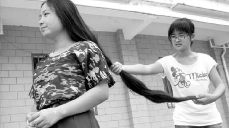武汉科技大学女生成为“史上最长发女生”