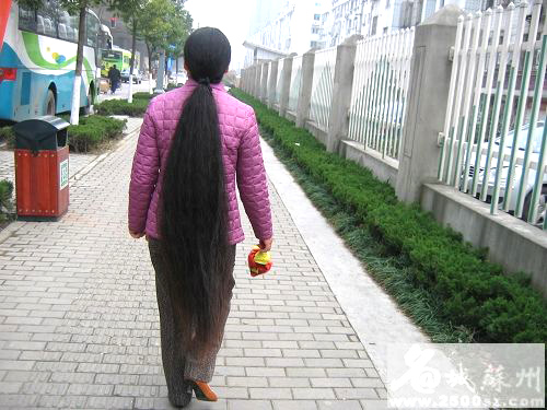 女子长发飘飘一米五 48年只剪3次发