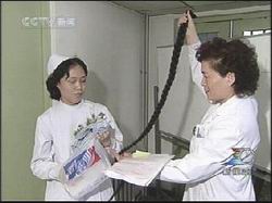 反击非典战地真情:护士含泪剪落17年长发