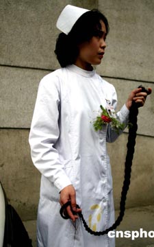 反击非典战地真情:护士含泪剪落17年长发