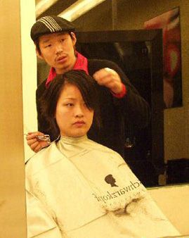 剪下长发一米五 好让弟弟去读书