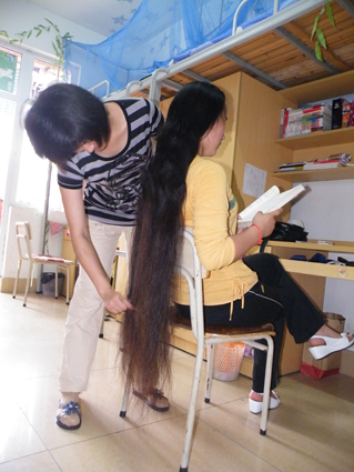 12年未修剪 女大学生留出1.5米长发