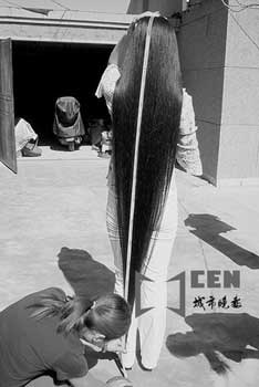 一女子头发长1.67米 每次洗头都要半小时