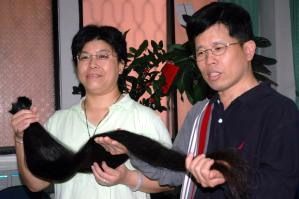 義賣15年長髮 志工募款助喜憨兒