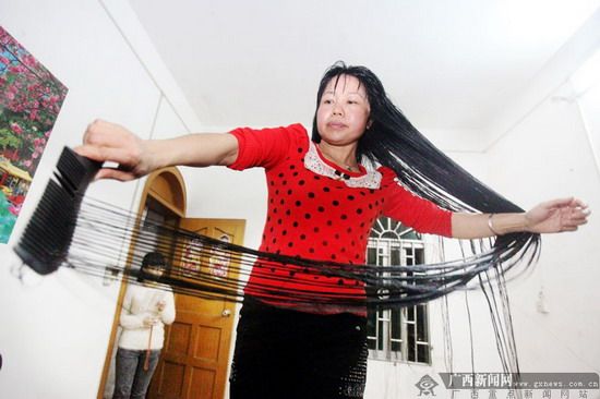 岑英源洗完头发后要这样站着梳头发,以便头发快点干。