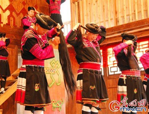 红瑶妇女在为观众展示长发。