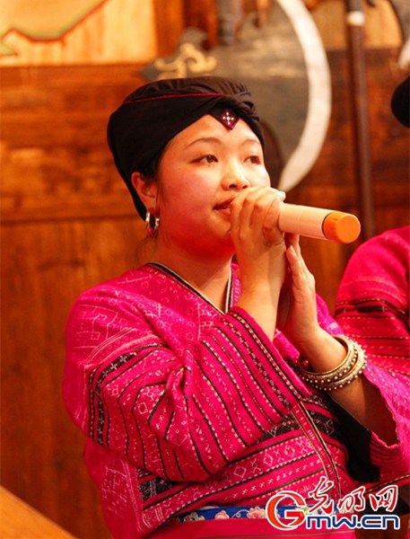未出嫁的红瑶妹发饰和已婚红瑶女子截然不同。