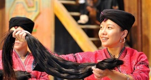 长发村女子秀长发。