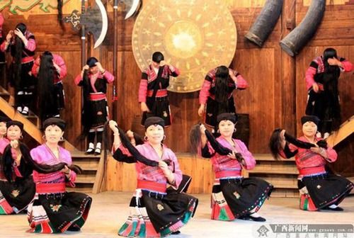 众多游客被吸引,长发女子们表演节目。