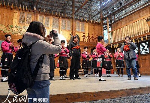 长发女子们表演节目。