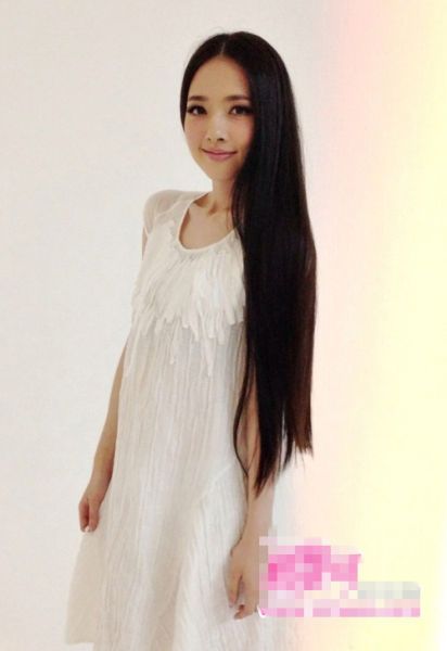 郭碧婷再曝街拍写真 长发飘飘干练脱俗显女神风范