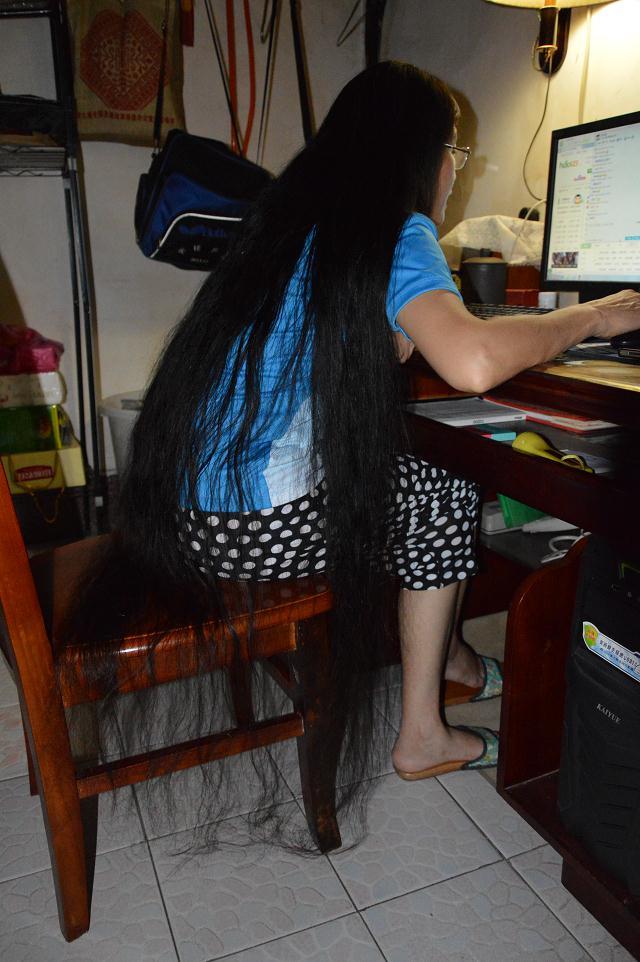 玩电脑的长发女