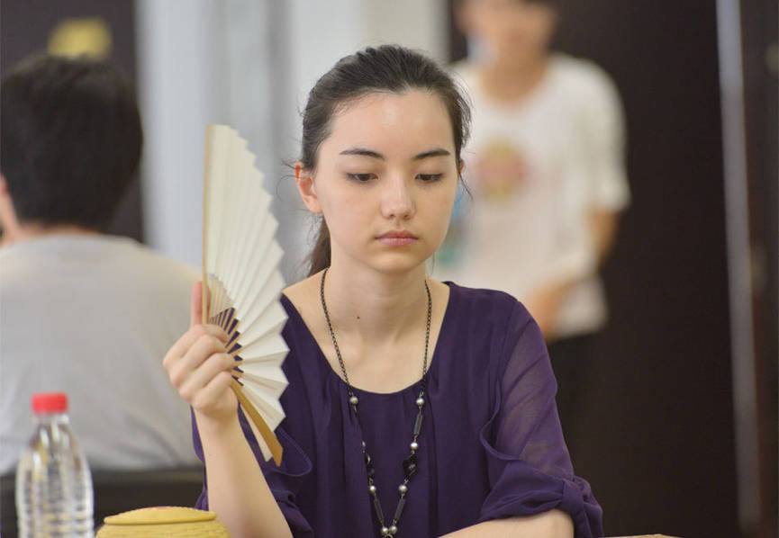 台湾长发混血女子职业围棋手黑嘉嘉