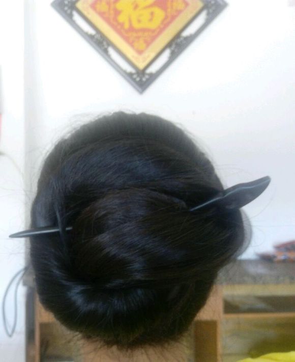 Calf length long hair girl likes Chinese traditional culture