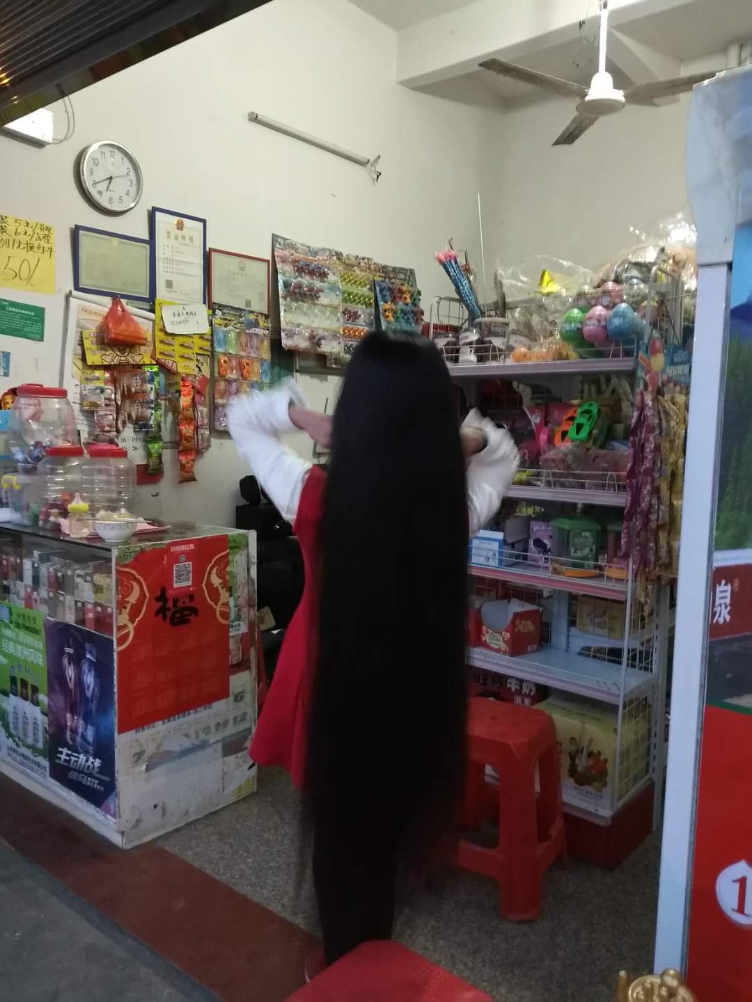 绨